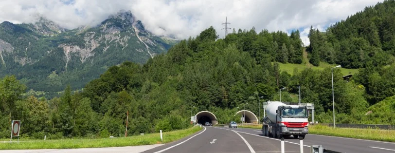 Tir all'uscita di galleria austriaca